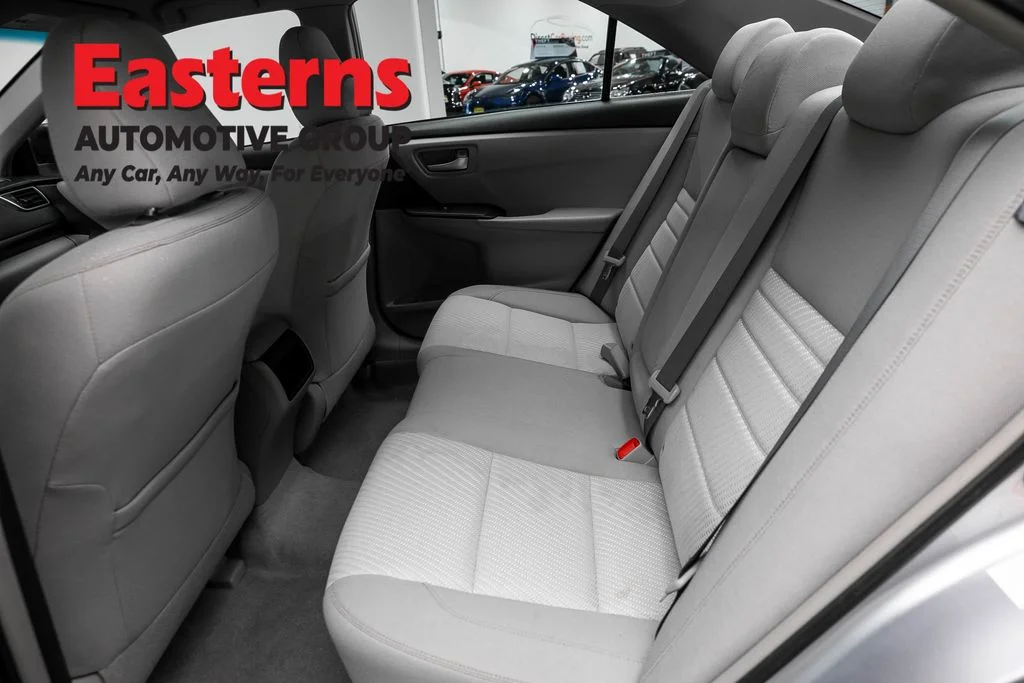 Used 2015 Silver Toyota LE image 20