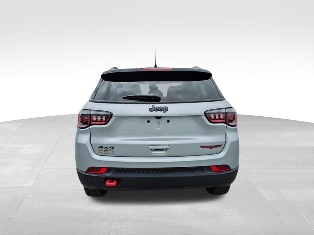 New 2026 Silver Zynith Metallic Clear-Coat Exterior Paint Jeep Trailhawk image 4