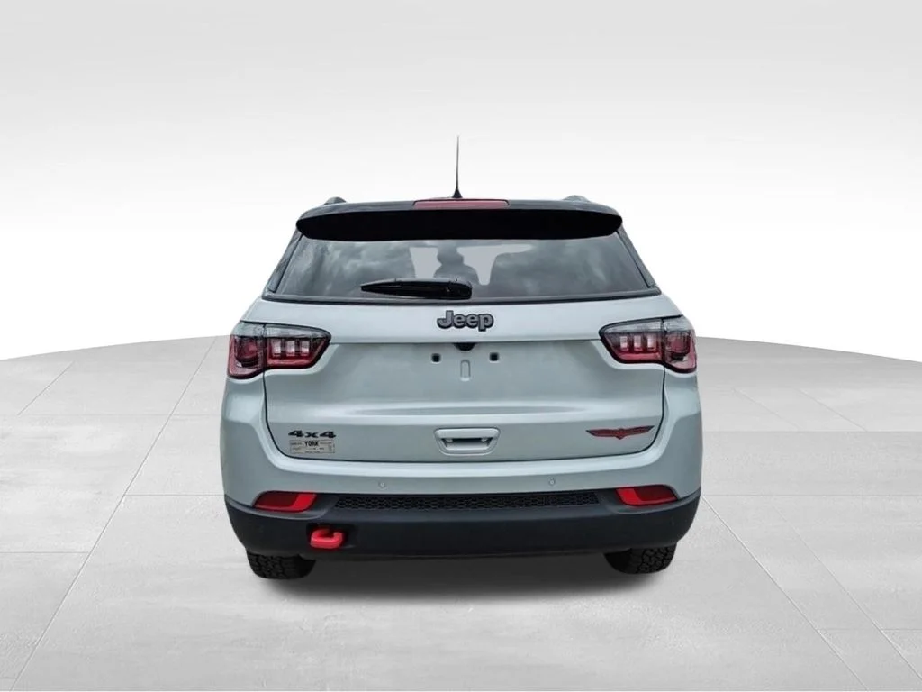 New 2026 Silver Zynith Metallic Clear-Coat Exterior Paint Jeep Trailhawk image 4