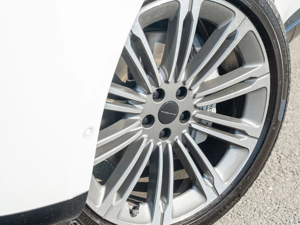 New 2026 Fuji White Land Rover SE image 9