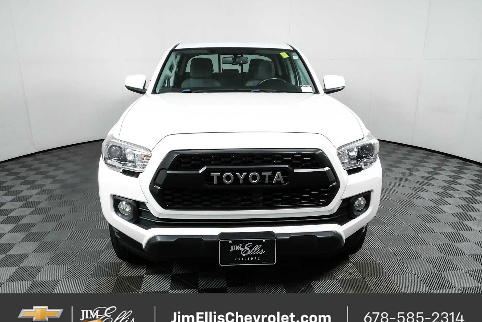 Used 2017 White Toyota SR5 V6 image 23