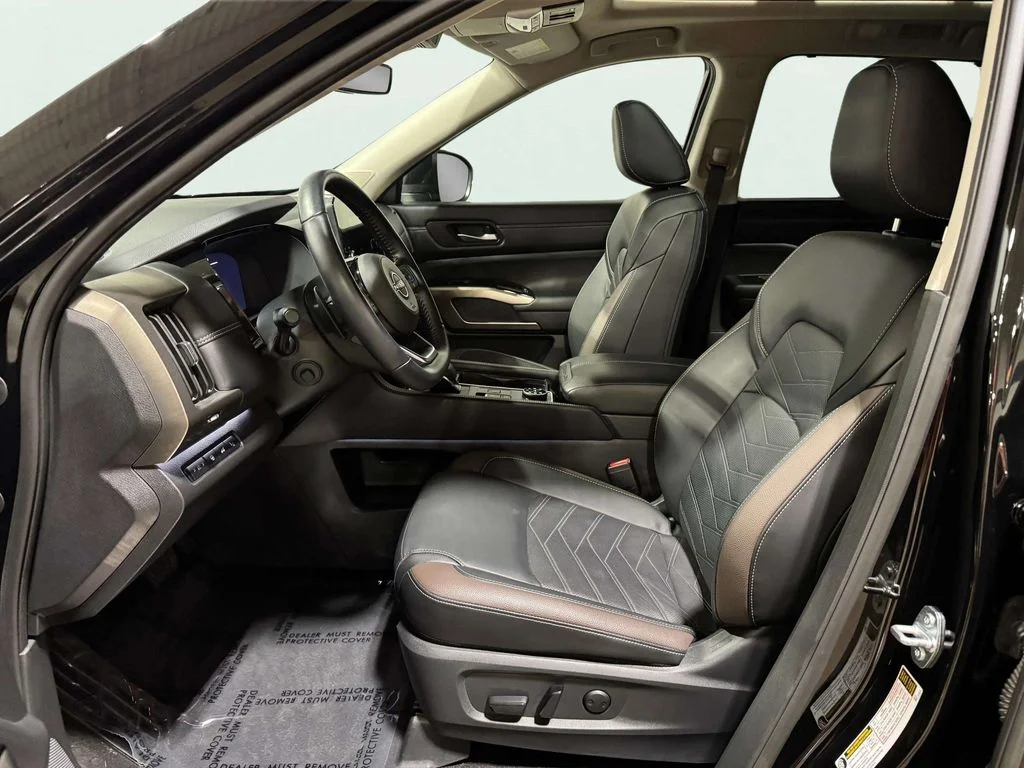 Used 2025 Black Nissan Platinum image 23