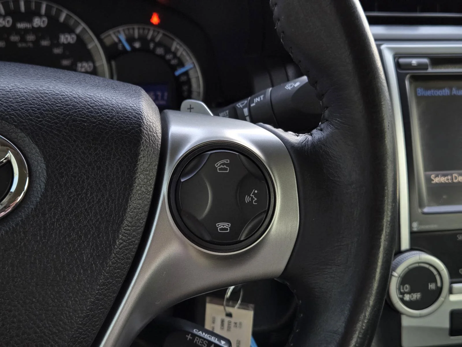 Used 2014 Barcelona Red Metallic Toyota SE image 16