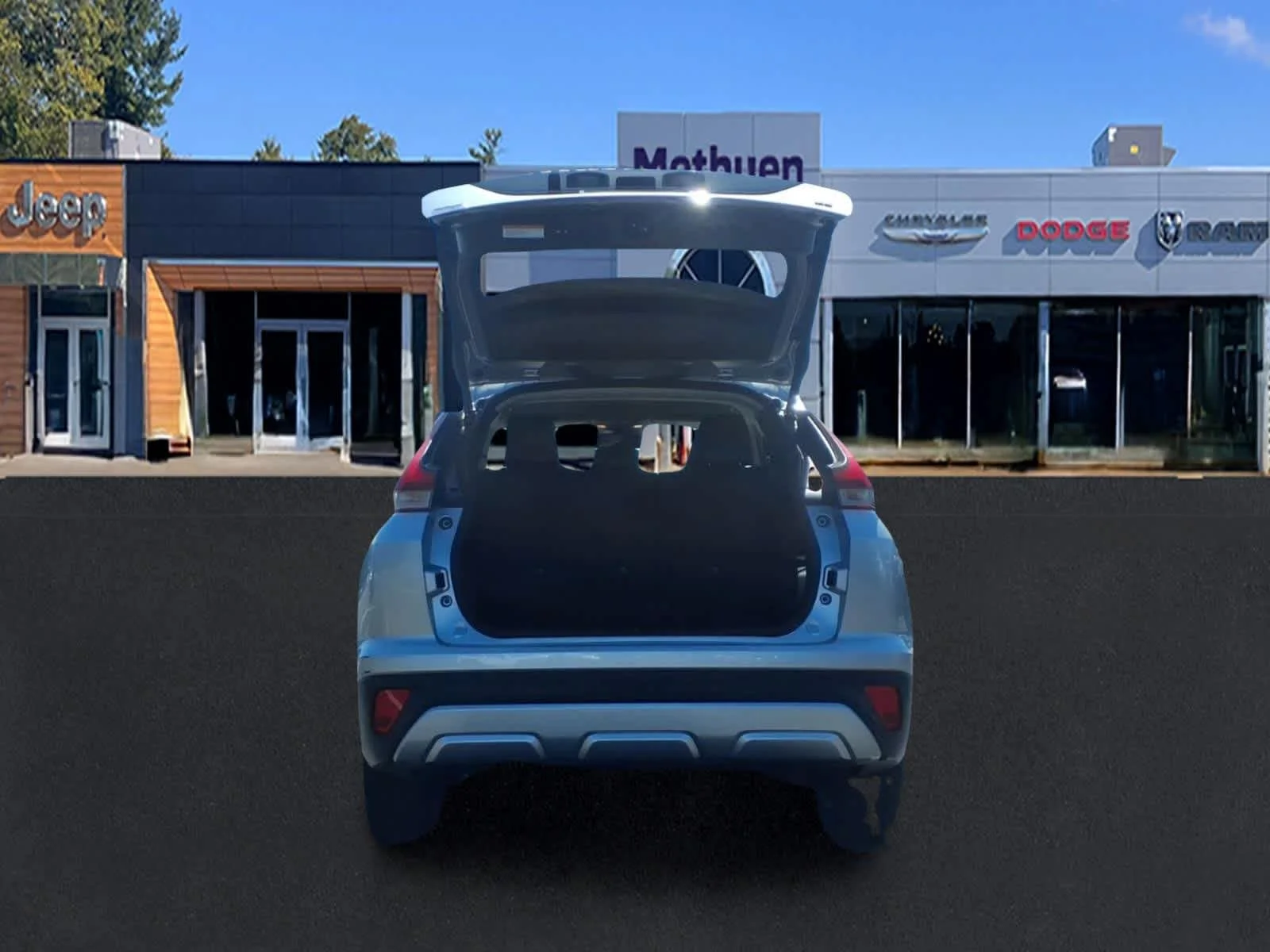 Used 2024 Alloy Silver Metallic Mitsubishi SE image 6