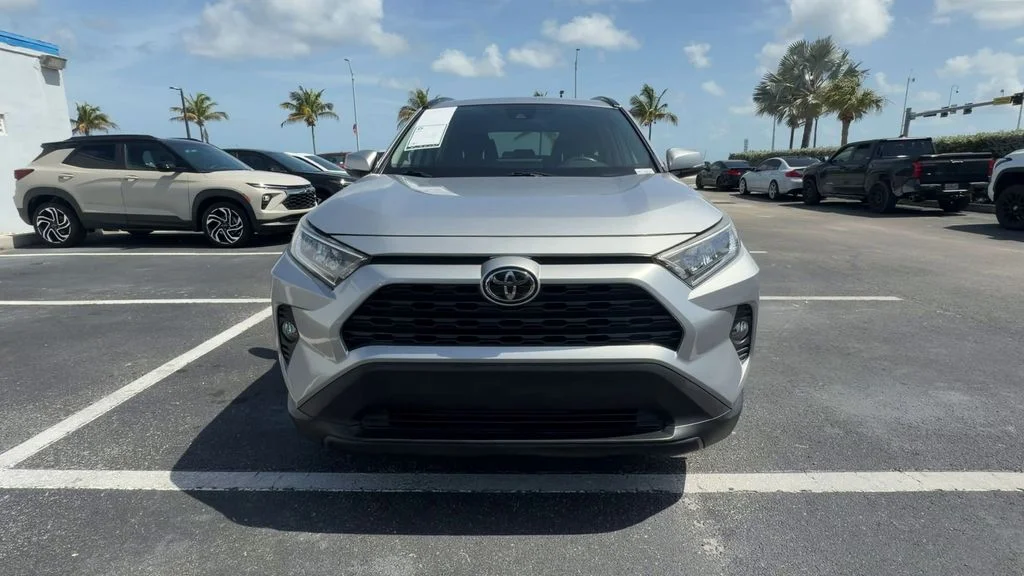 Used 2021 Silver Toyota XLE image 3