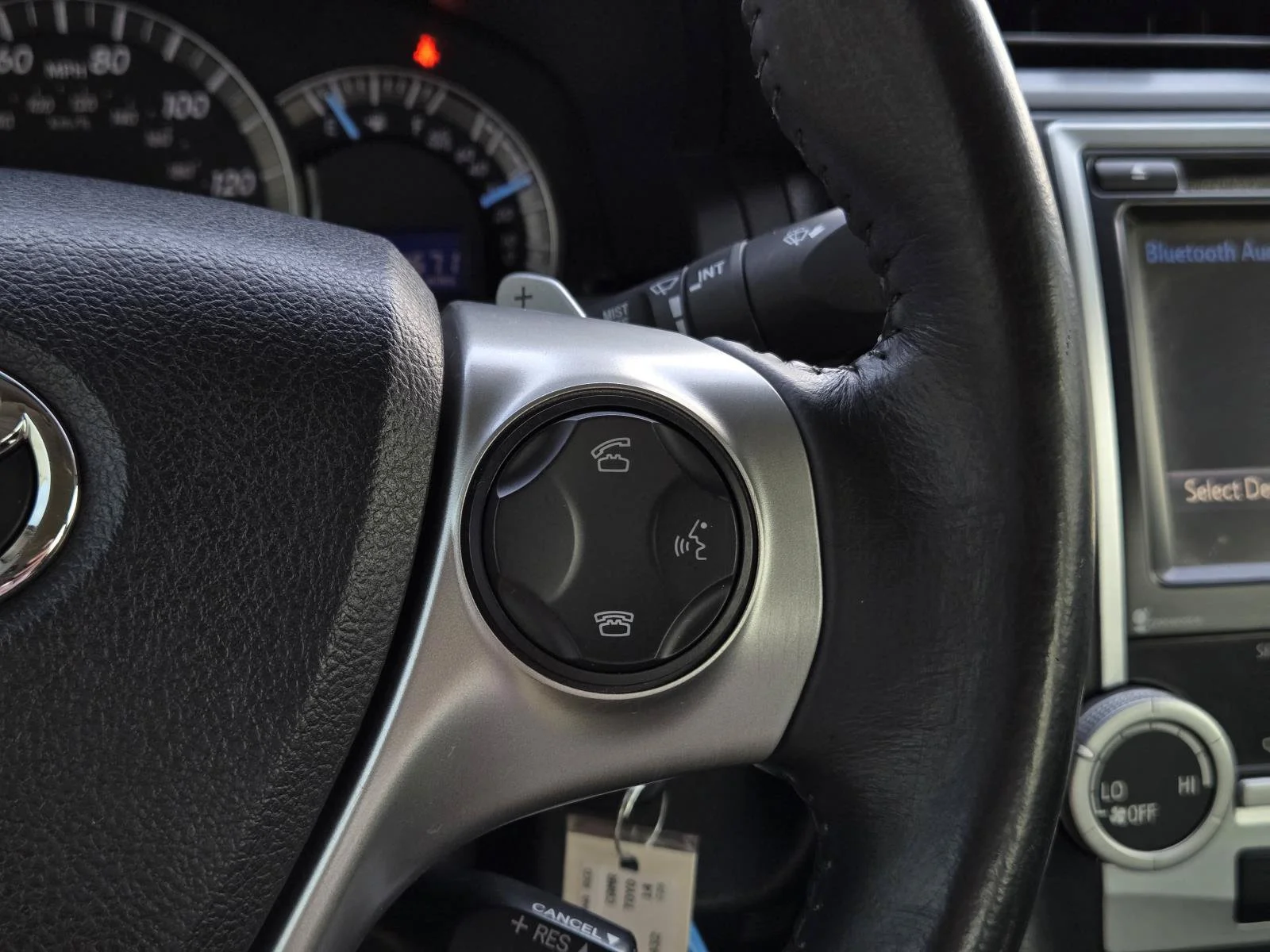 Used 2014 Barcelona Red Metallic Toyota SE image 16