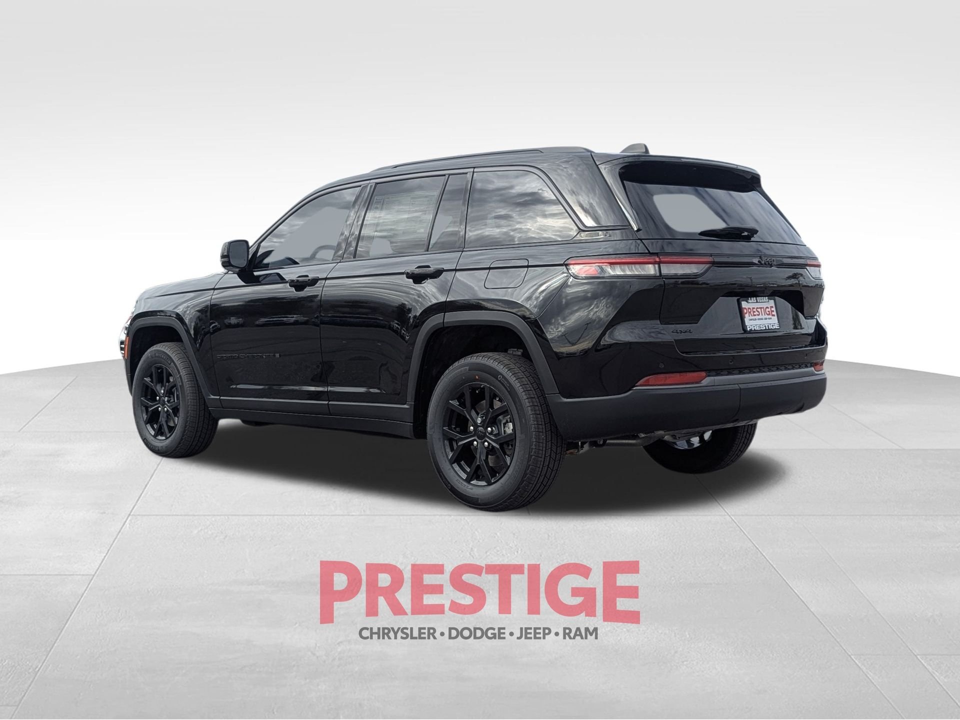 New 2026 Diamond Black Crystal Pearl-Coat Exterior Paint Jeep Altitude image 9