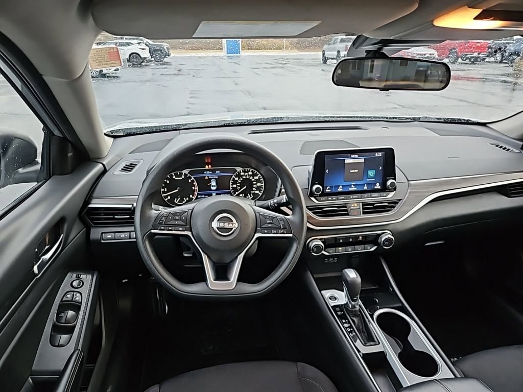 Used 2024 Silver Nissan SV FWD image 9