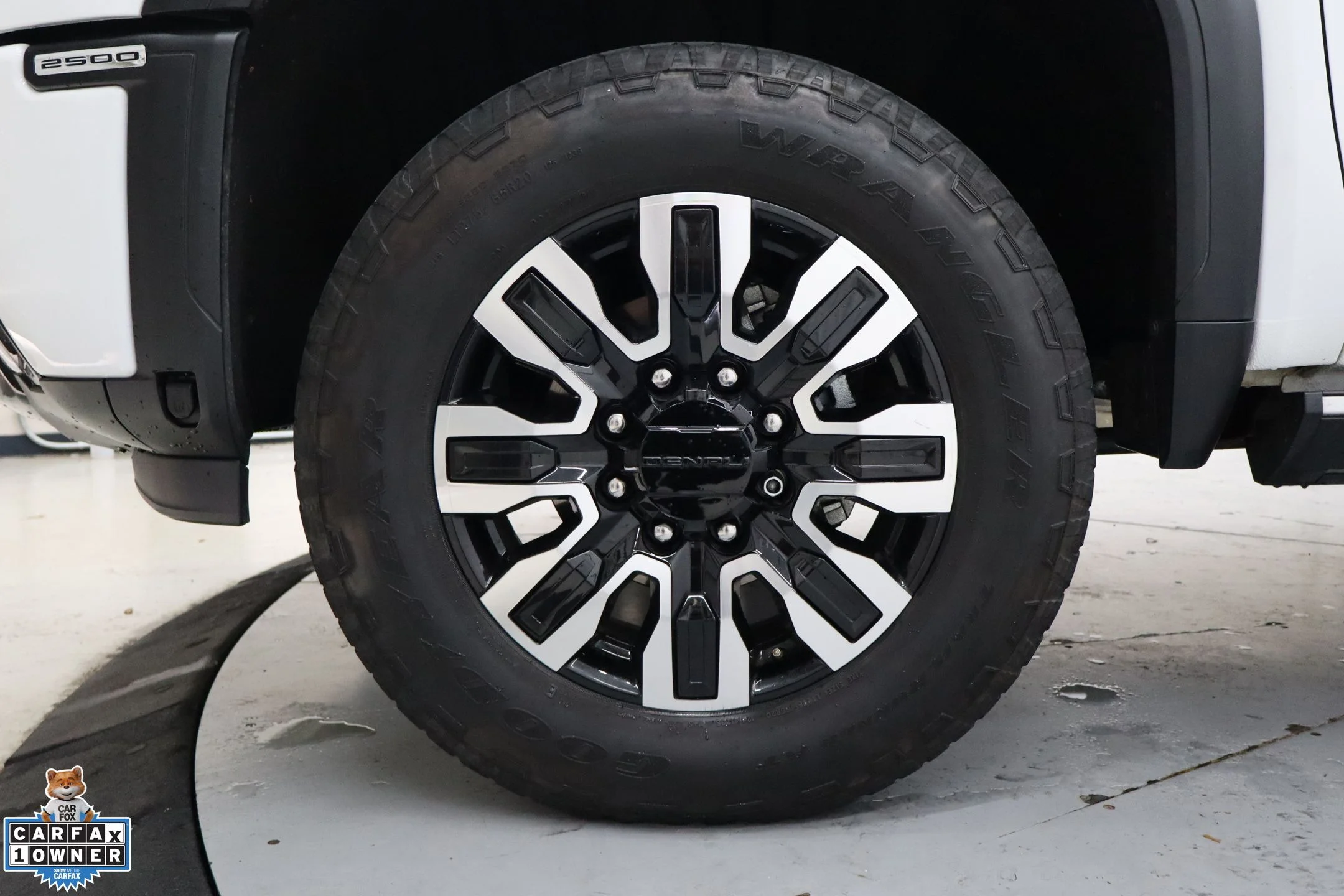 Used 2025 White GMC Denali Ultimate image 10