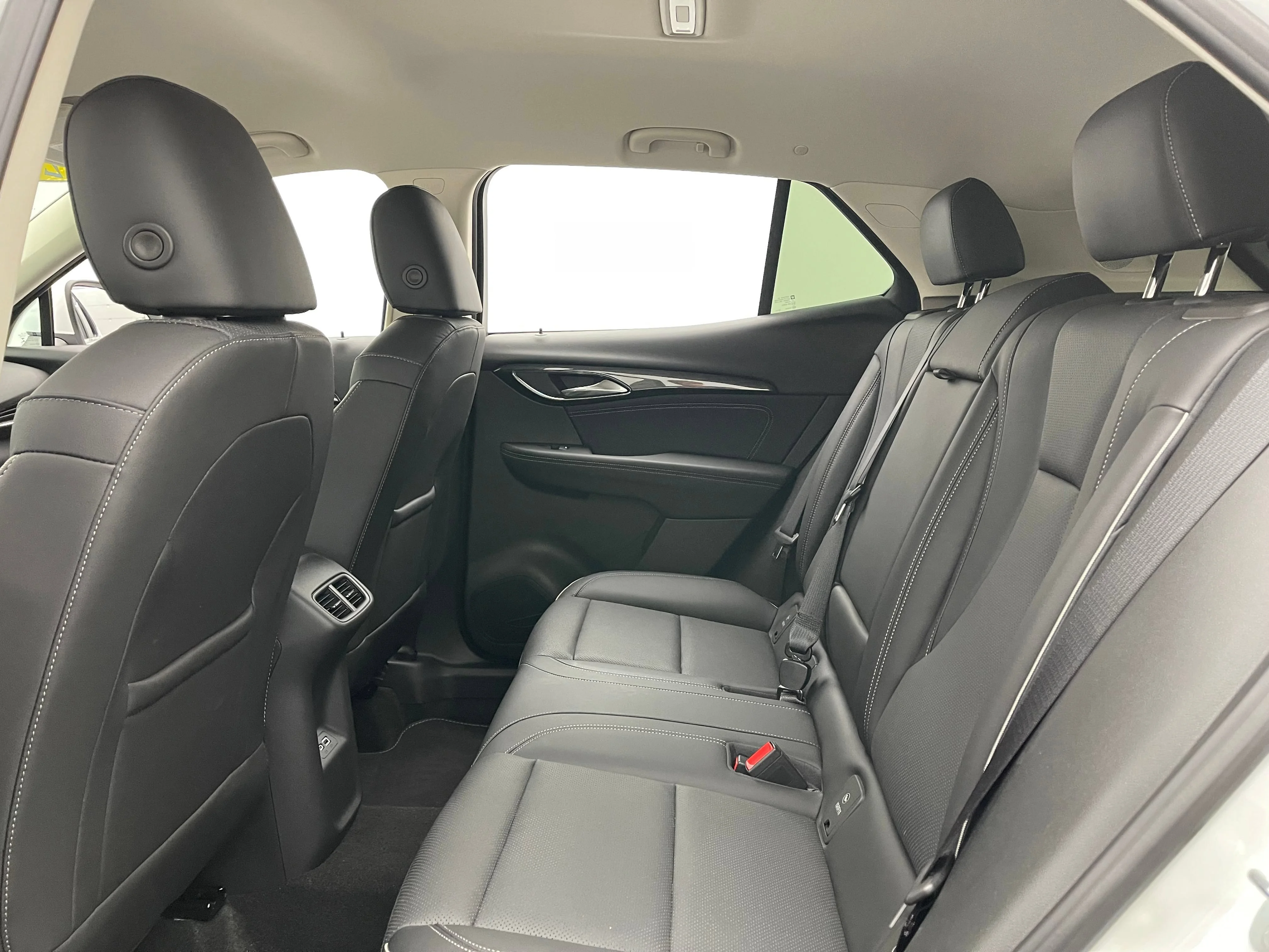 Used 2023 Summit White Buick Essence image 38