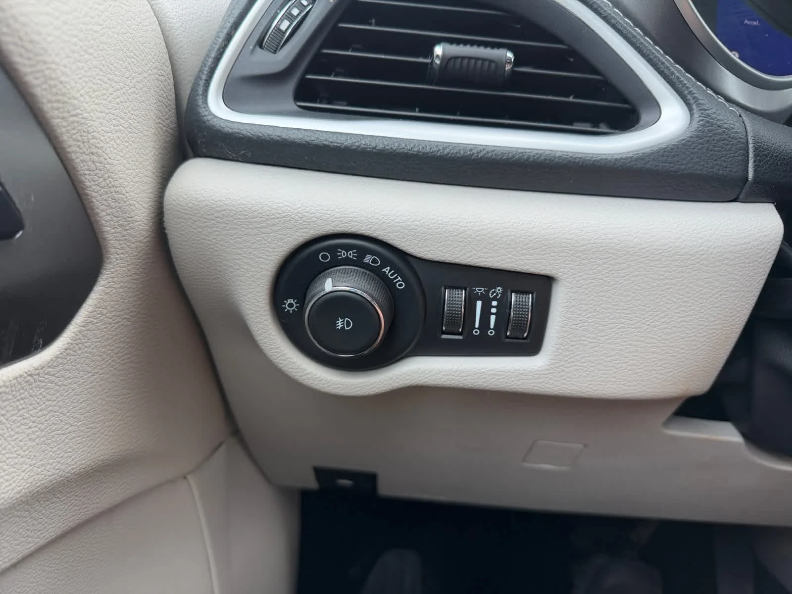 Used 2024 Fathom Blue Pearlcoat Chrysler Hybrid Select image 29