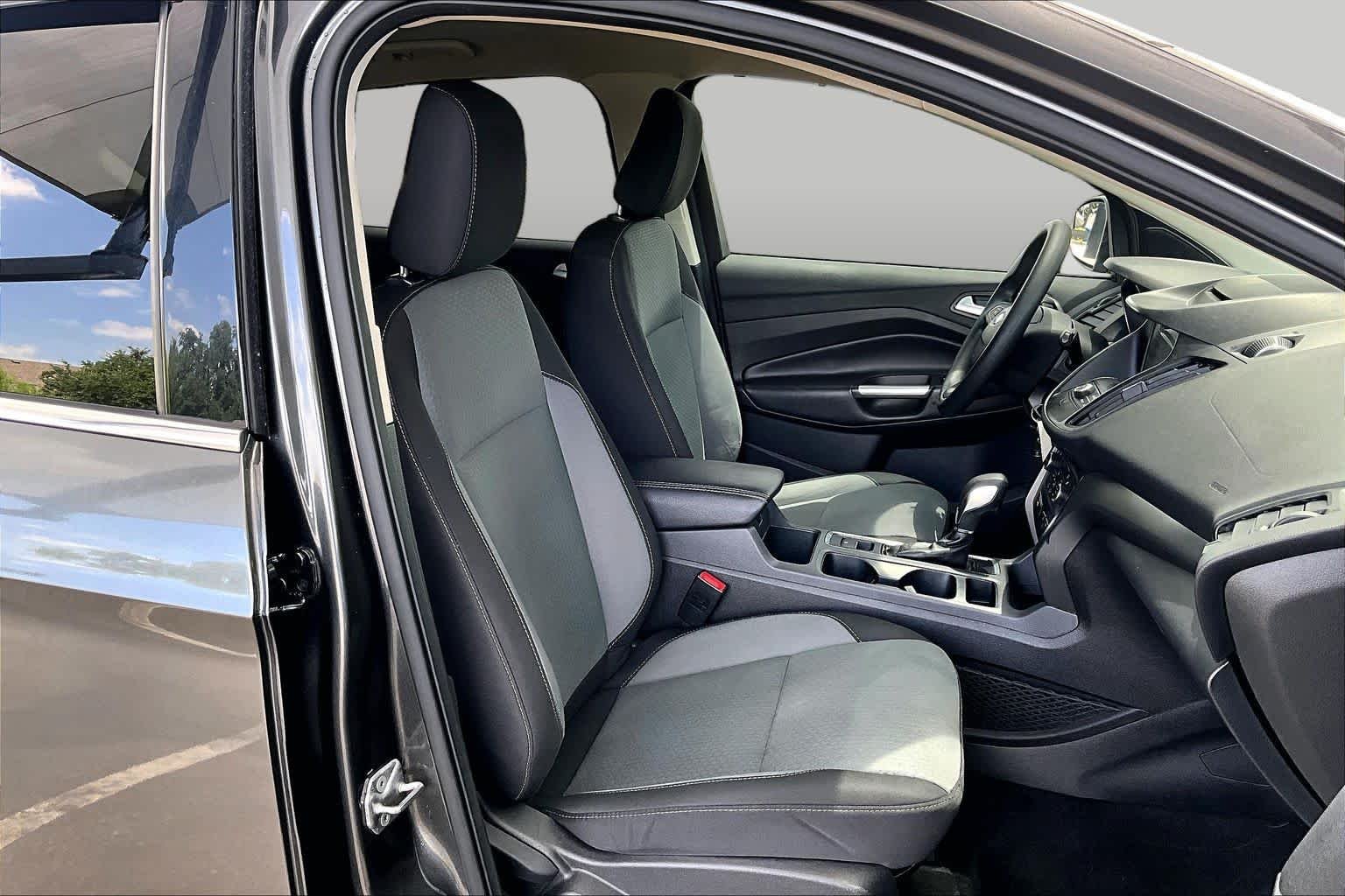 Used 2018 Magnetic Metallic Ford SE image 9