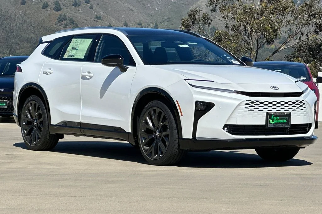 New 2026 Oxygen White <sup>1</sup> Toyota  Limited image 2