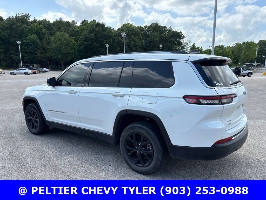 Used 2023  Jeep Limited image 5