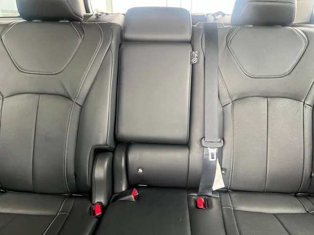 Used 2023 White INFINITI LUXE image 19