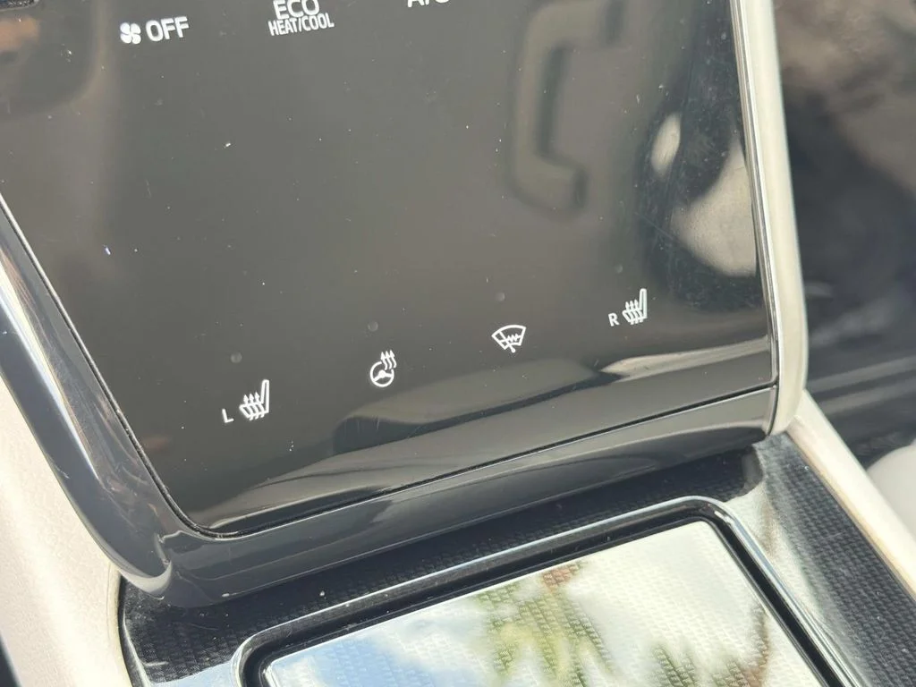 Used 2018 CRYSTAL WHITE Toyota Base image 13