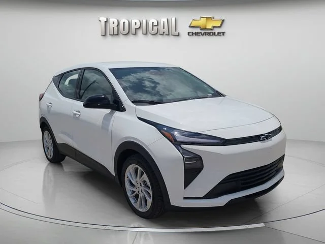 New 2027 Summit White Chevrolet LT image 4