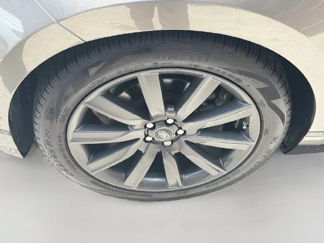 Used 2019  Land Rover R-Dynamic HSE image 37