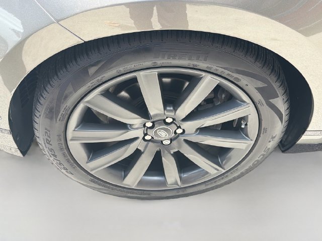 Used 2019 Silicon Silver Premium Metallic Land Rover R-Dynamic HSE image 37