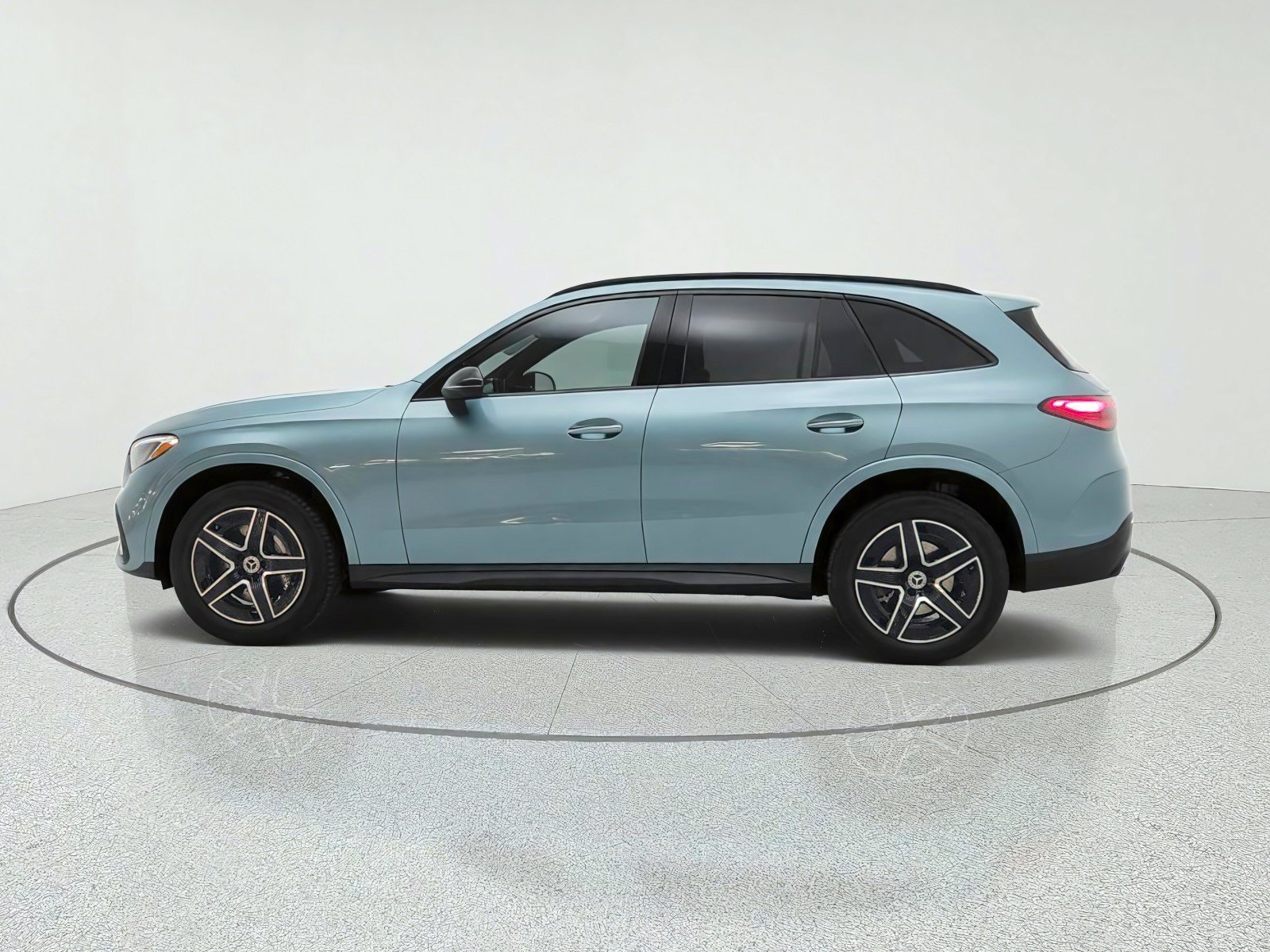 New 2027 Verde Silver Metallic Mercedes-Benz GLC 300 SUV image 29