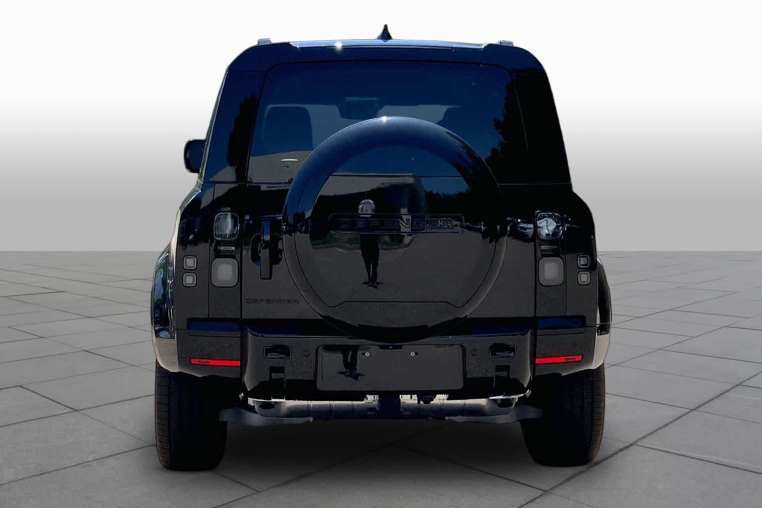 Used 2026 BLACK Land Rover X-Dynamic SE image 4