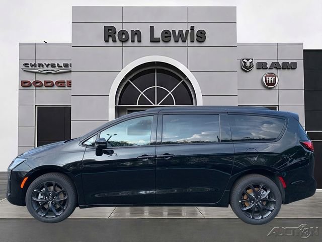 New 2027 Diamond Black Crystal Pearl-Coat Exterior Paint Chrysler Limited image 1