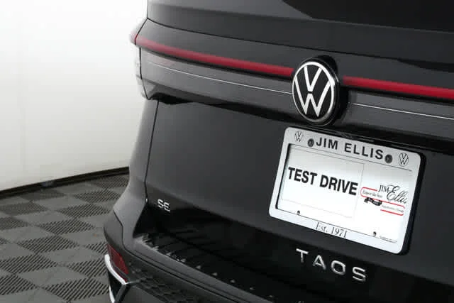 New 2026 Deep Black Pearl Volkswagen SE image 34