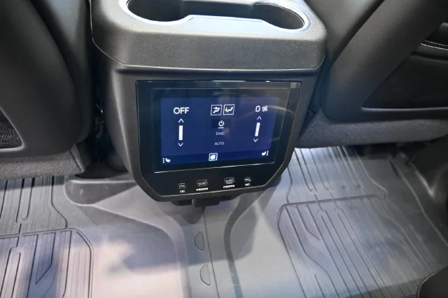 2026 GMC Yukon XL Denali Ultimate - Photo 32