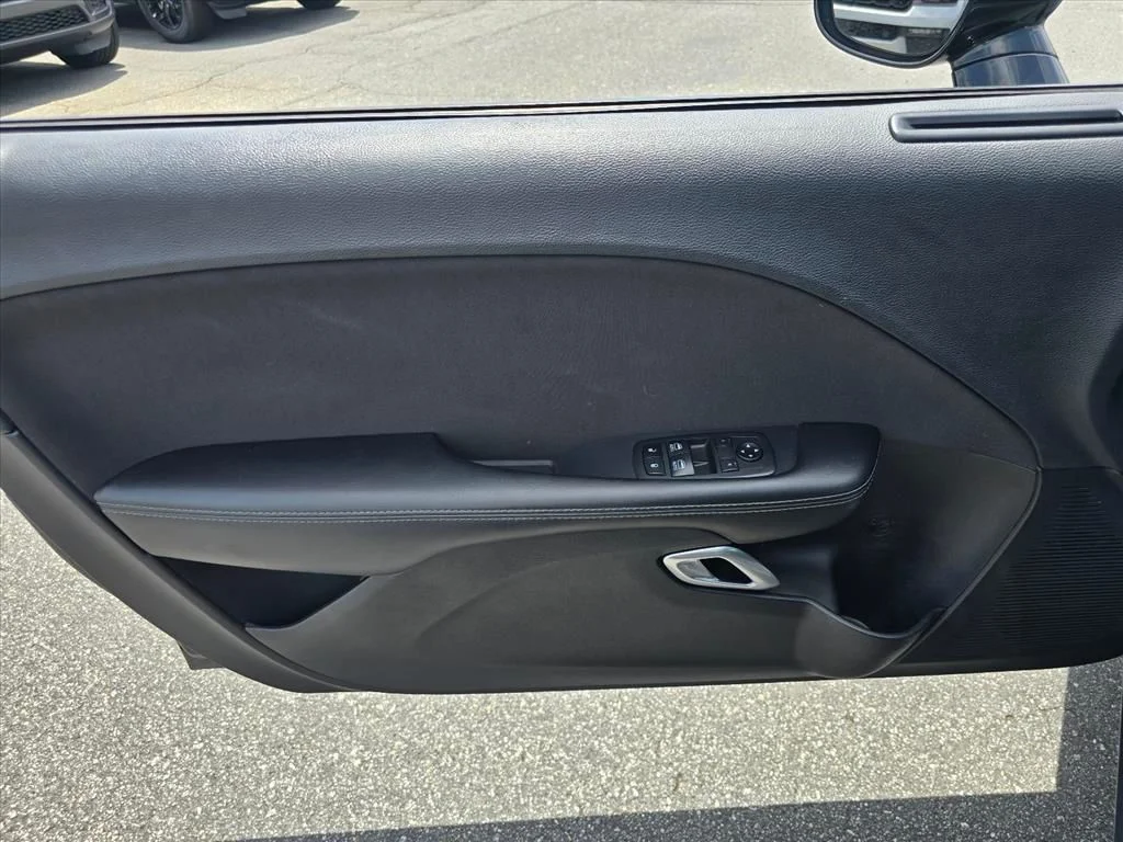 Used 2019 Black Dodge SXT image 11