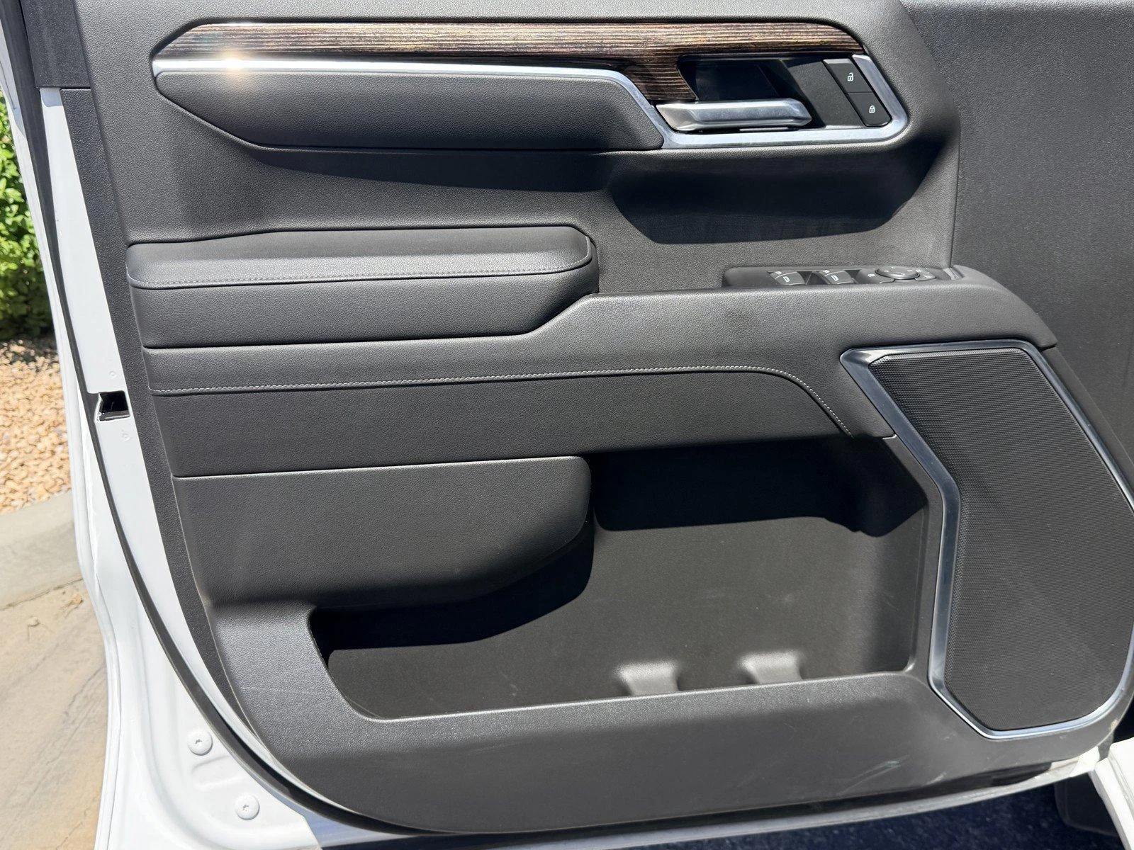 Used 2022 Summit White GMC SLE image 17