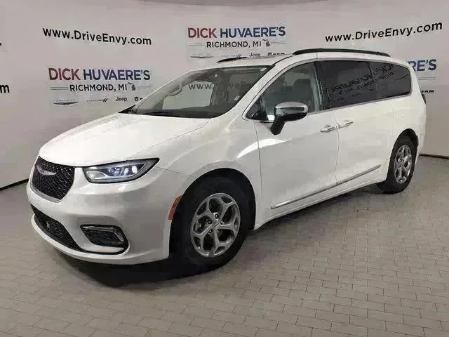2023 Chrysler Pacifica Limited's photo