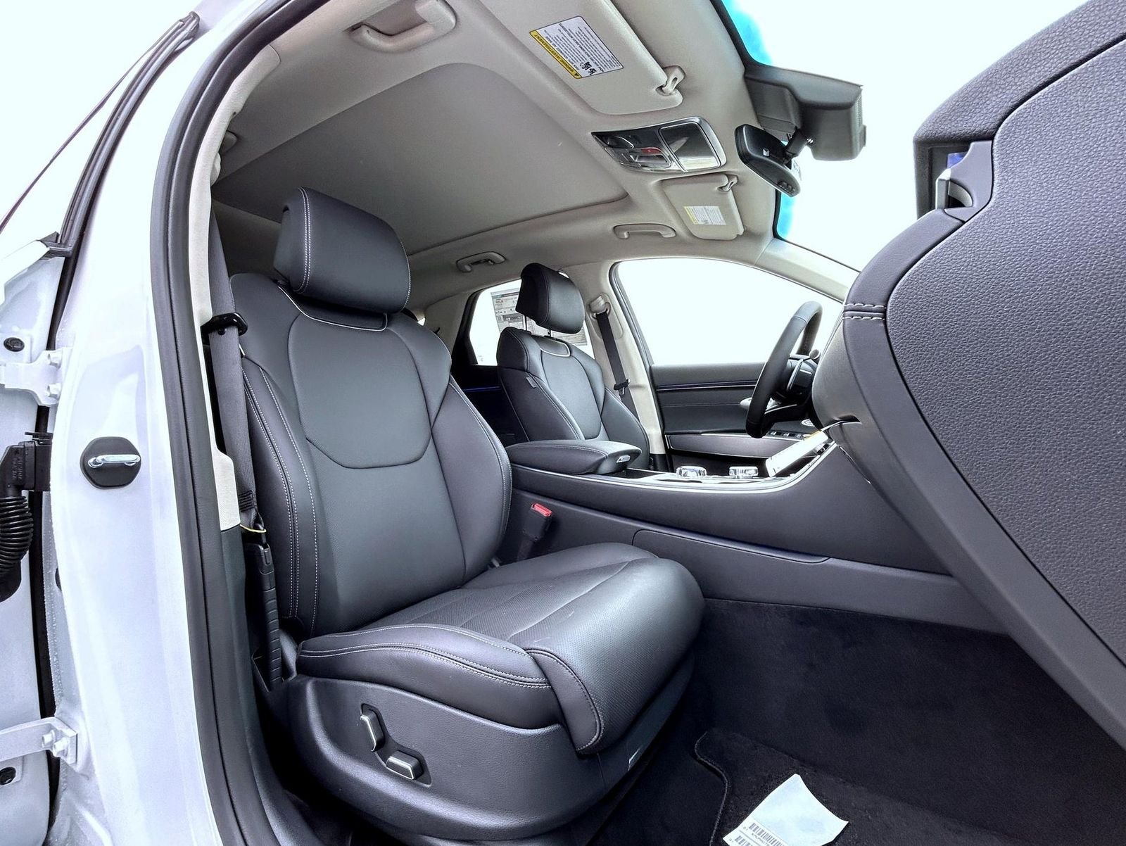 New 2026 White Genesis 2.5T Select image 15