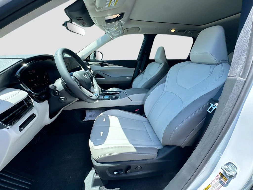 Used 2027 White INFINITI LUXE image 23