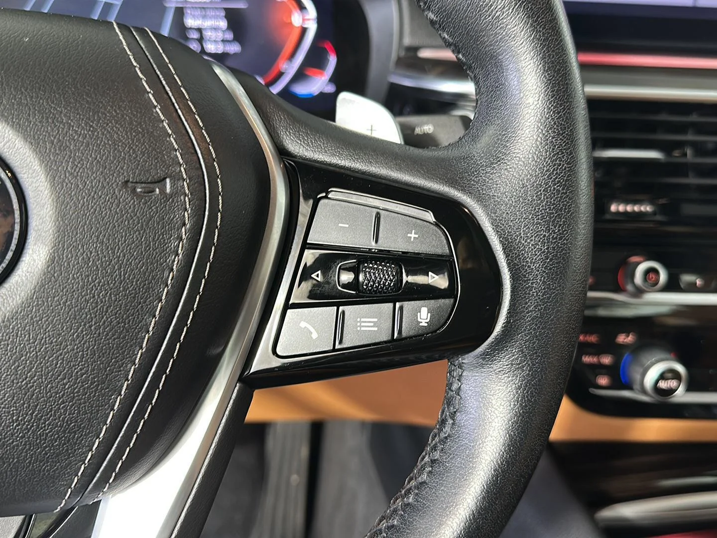 Used 2022 Phytonic Blue Metallic BMW 540i xDrive image 16