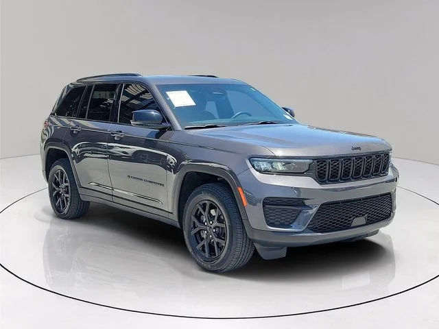 Used 2024 Gray Jeep Altitude X image 3