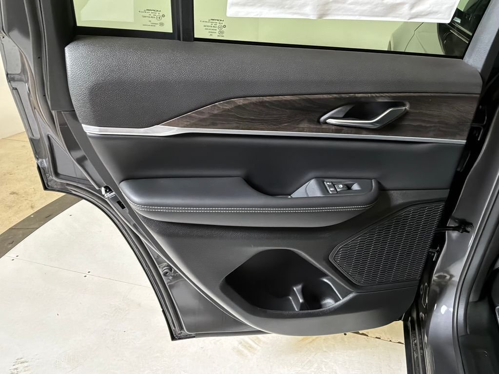 New 2026 Baltic Gray Metallic Clear-Coat Exterior Paint Jeep Altitude image 12