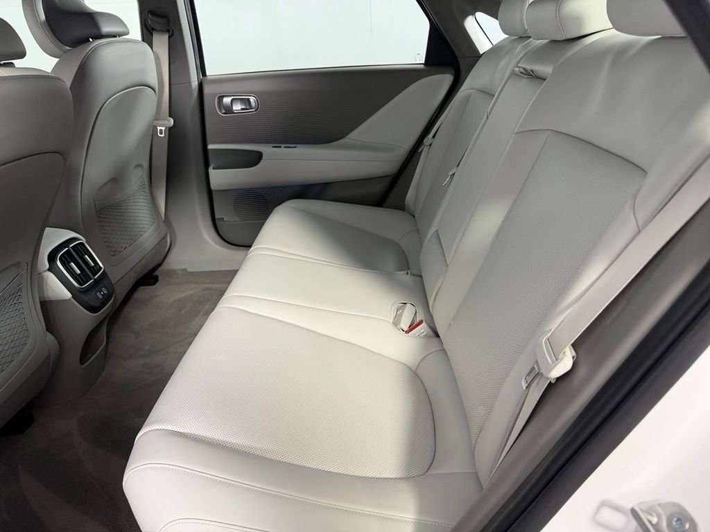 Used 2025 White Hyundai SEL image 27