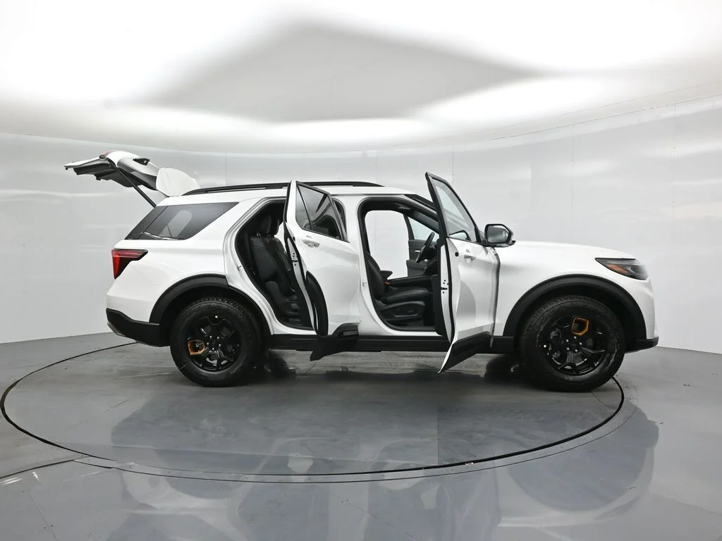 New 2026 Star White Metallic Tri-Coat Ford Tremor image 4