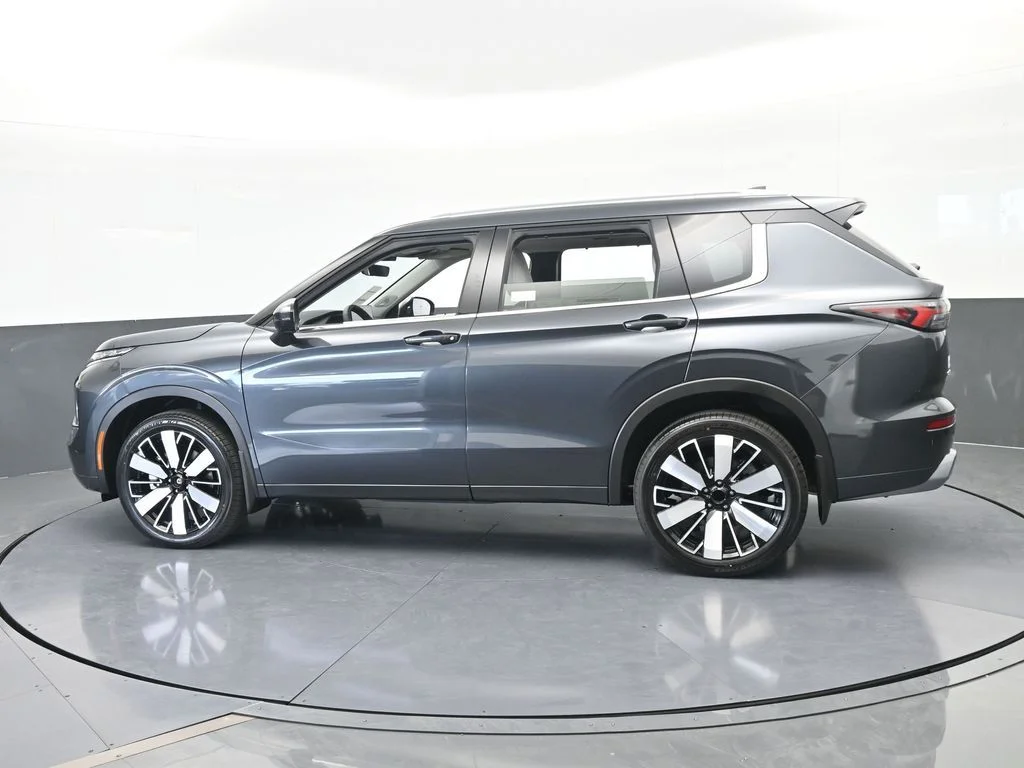 New 2026 Gray Mitsubishi SEL image 3