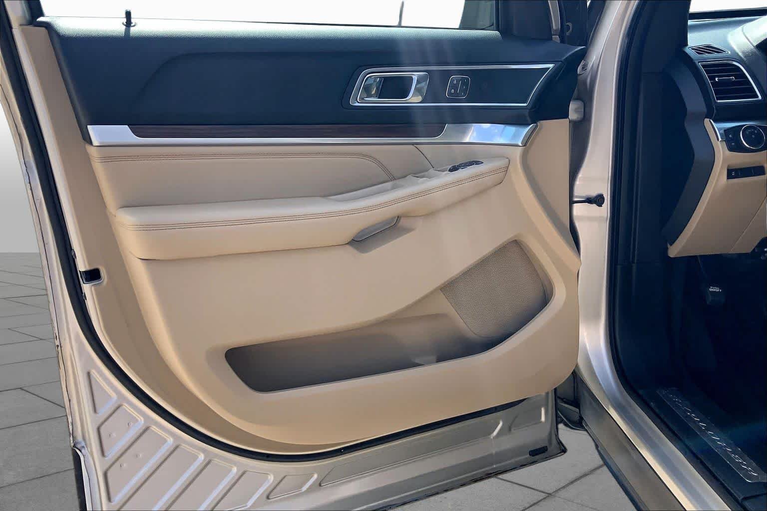 Used 2017 White Gold Metallic Ford Limited image 18