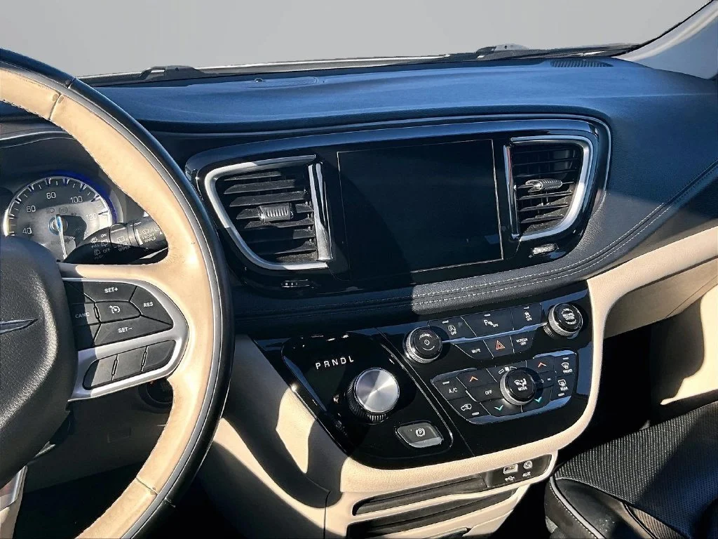Used 2018 White Chrysler Limited image 6