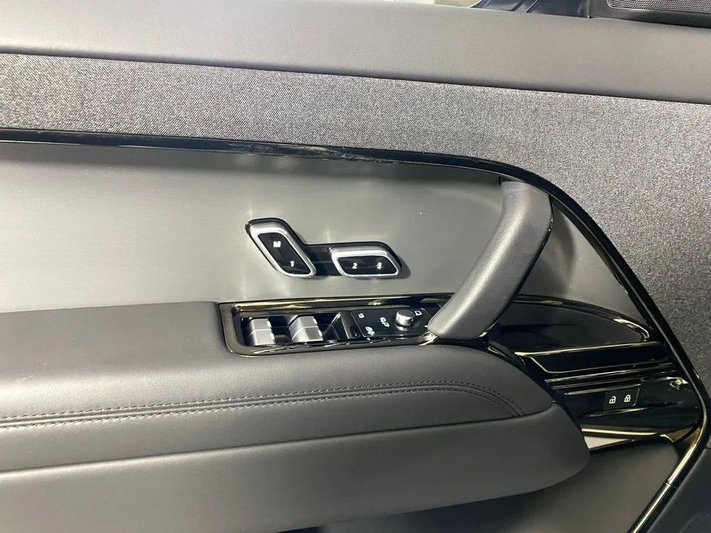 Used 2023 Fuji White Land Rover SE image 10