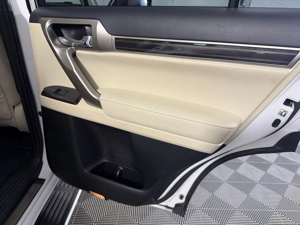 Used 2021  Lexus 460 image 28