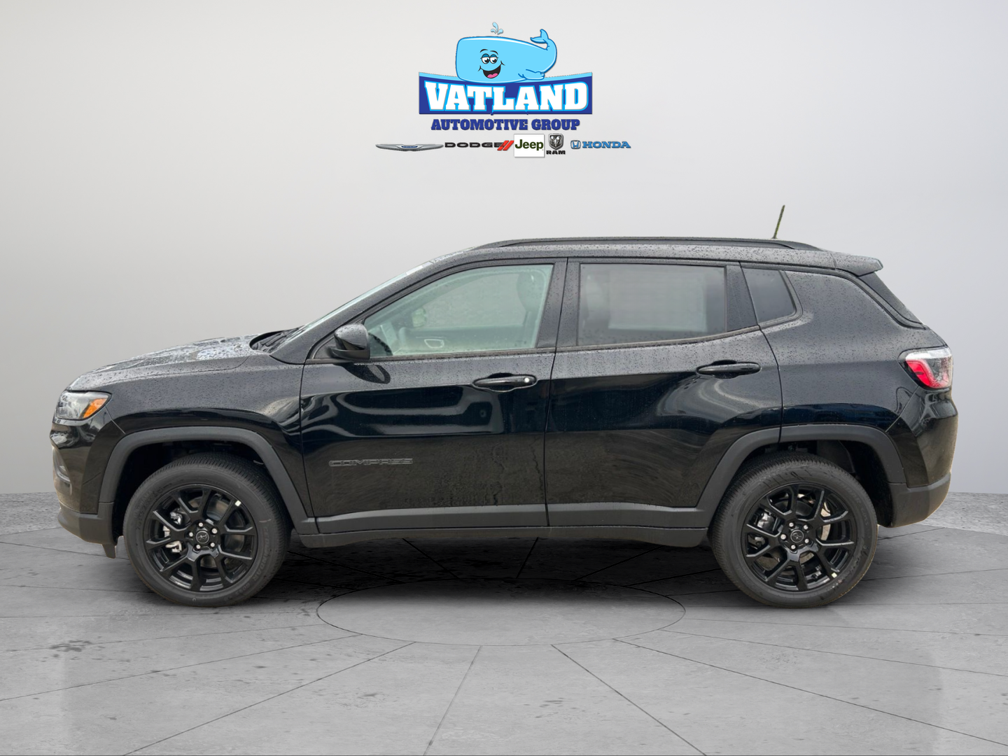 New 2026 Diamond Black Crystal Pearl-Coat Exterior Paint Jeep Latitude image 2