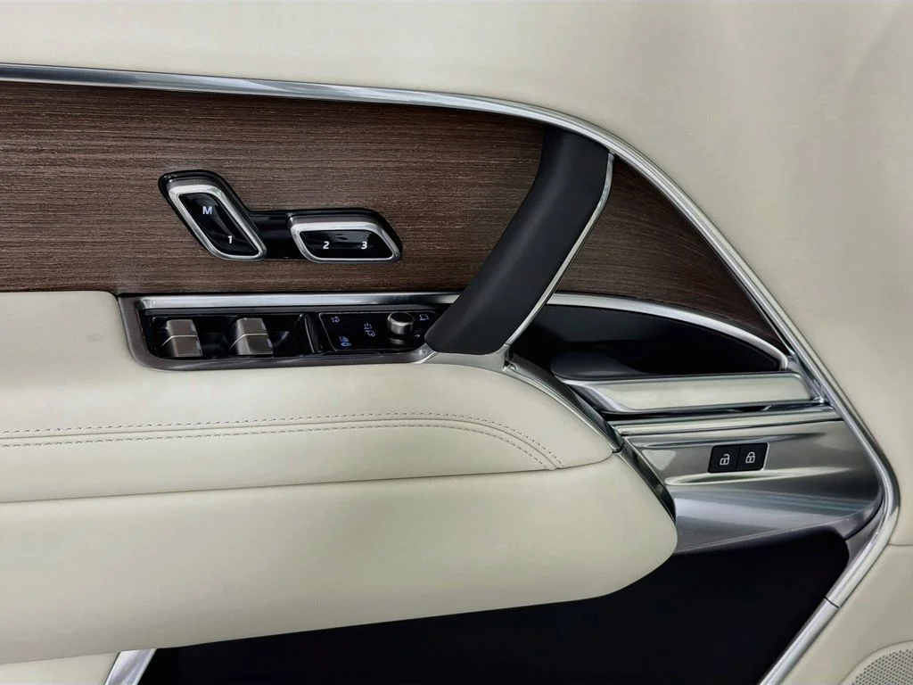 New 2026 Fuji White Land Rover SE image 18