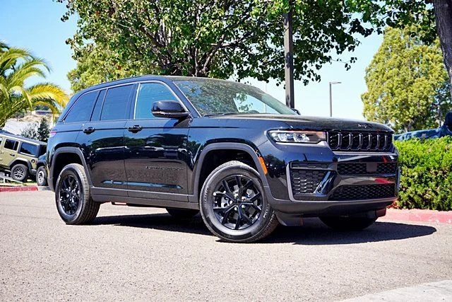New 2026 Diamond Black Crystal Pearl-Coat Exterior Paint Jeep Altitude image 2