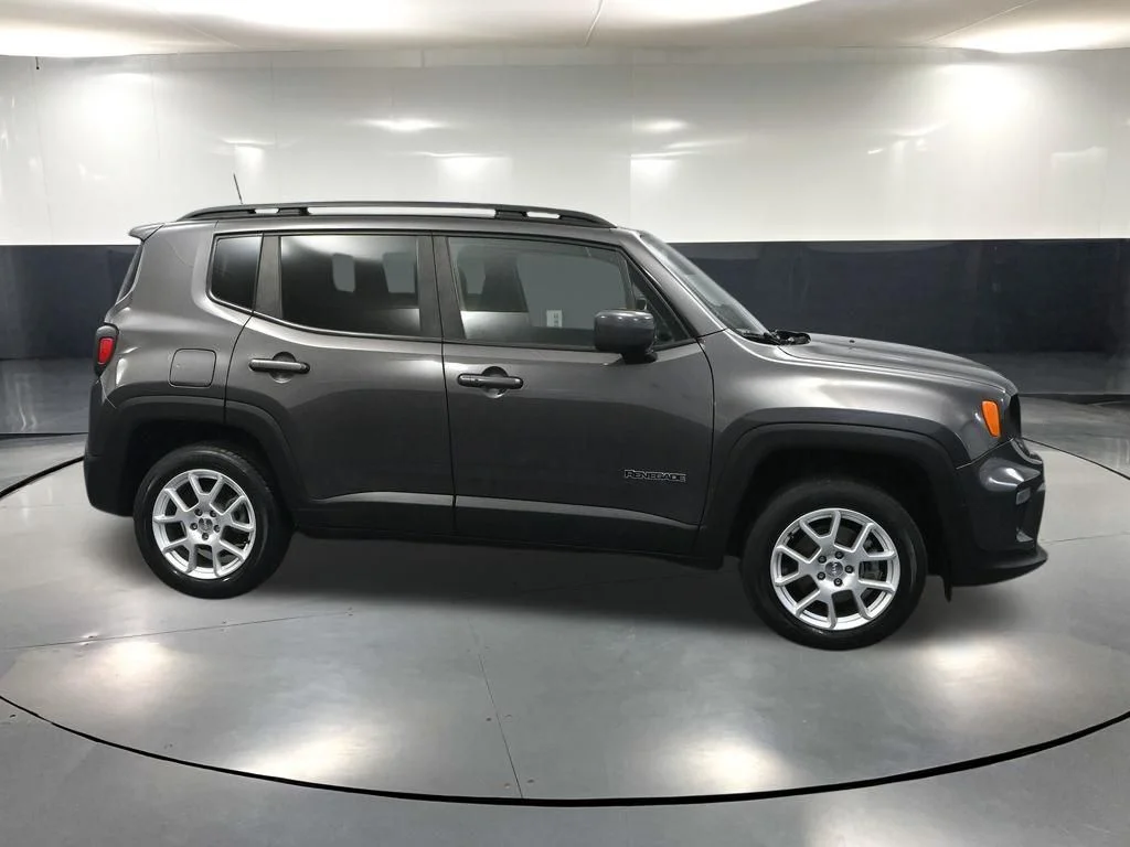Used 2021 Gray Jeep Latitude image 3