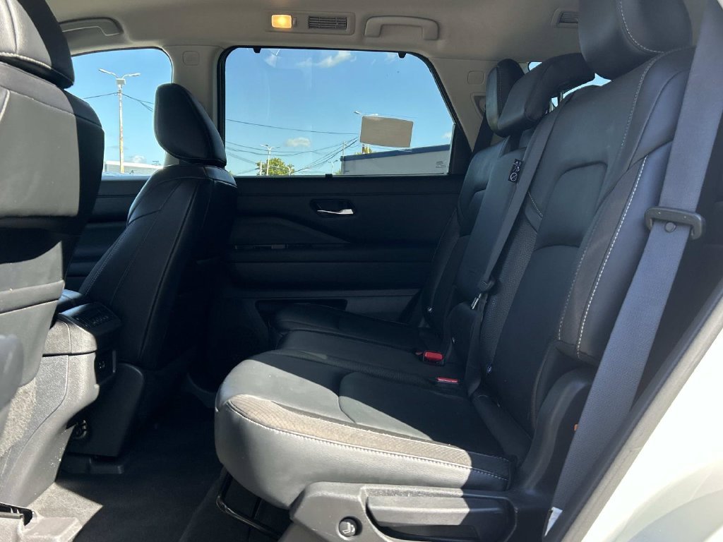 Used 2022 White Nissan SL image 15