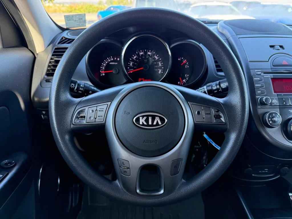 Used 2011 Titanium Kia + image 21