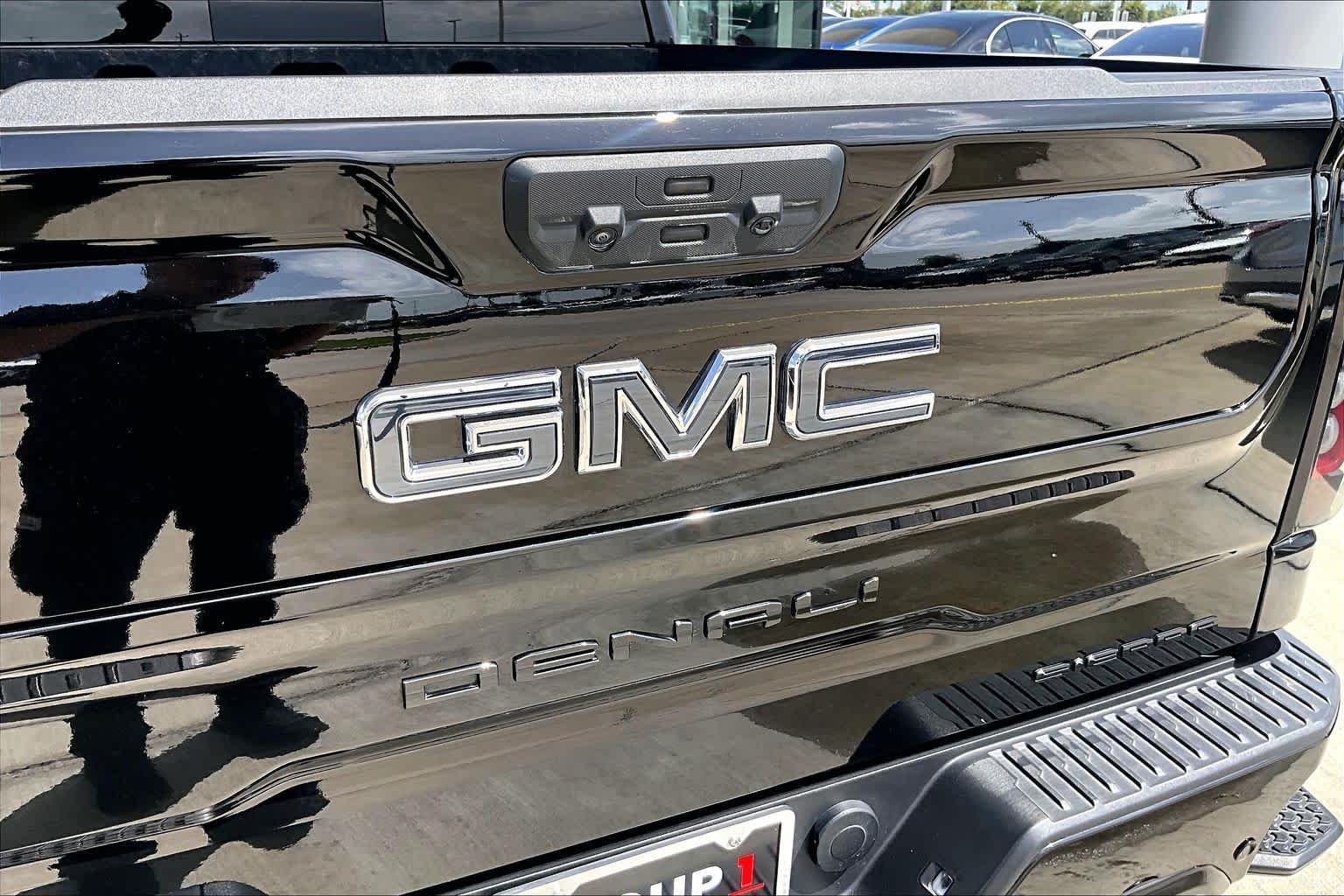 Used 2025 Onyx Black GMC Denali Ultimate image 18